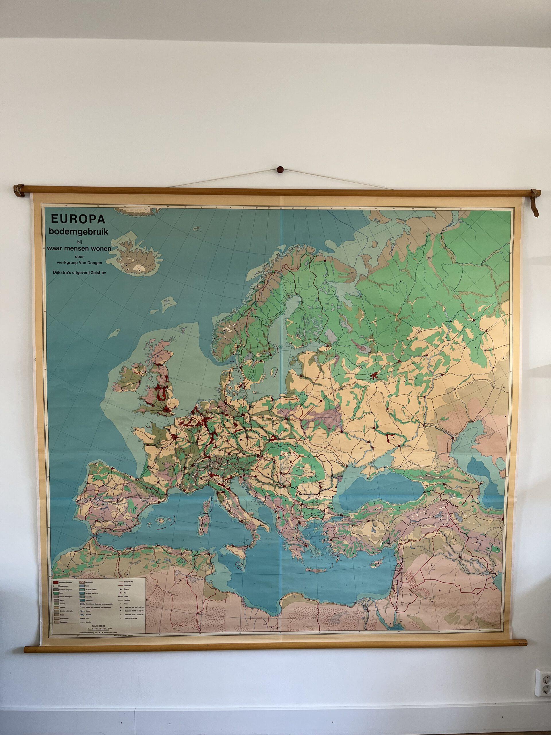 Maps International Grote Politieke Wandkaart Van Europa – Gelamineerd, 118,9 X 84,1 Cm, Met Vlaggen & Heuvelschaduw